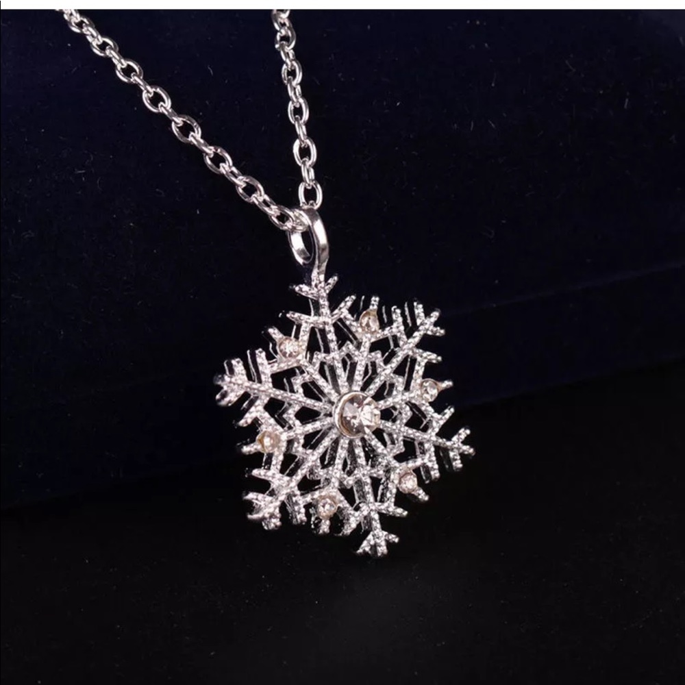 Frozen Snowflake crystal necklace - Picture 5 of 8